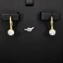 Ohrringe aus feinem 925er Silber, vergoldet und veredelt mit glitzernden Zirkonia-Steinen im Brillantschliff (Diamant-Imitation-Steine) in Krappen eingefasst– stilvoll, feminin und zeitlos schön