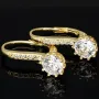 Ohrringe aus feinem 925er Silber, vergoldet und veredelt mit glitzernden Zirkonia-Steinen im Brillantschliff (Diamant-Imitation-Steine) in Krappen eingefasst– stilvoll, feminin und zeitlos schön