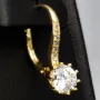 Ohrringe aus feinem 925er Silber, vergoldet und veredelt mit glitzernden Zirkonia-Steinen im Brillantschliff (Diamant-Imitation-Steine) in Krappen eingefasst– stilvoll, feminin und zeitlos schön