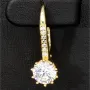 Ohrringe aus feinem 925er Silber, vergoldet und veredelt mit glitzernden Zirkonia-Steinen im Brillantschliff (Diamant-Imitation-Steine) in Krappen eingefasst– stilvoll, feminin und zeitlos schön