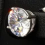 Glänzende Ohrstecker aus rhodiniertem 925er Sterling Silber, besetzt mit funkelnden Zirkonia (Diamantimitation) im Brillantschliff