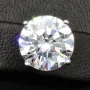 Glänzende Ohrstecker aus rhodiniertem 925er Sterling Silber, besetzt mit funkelnden Zirkonia (Diamantimitation) im Brillantschliff
