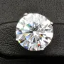 Glänzende Ohrstecker aus rhodiniertem 925er Sterling Silber, besetzt mit funkelnden Zirkonia (Diamantimitation) im Brillantschliff