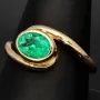 Prächtiger Ring für Damen aufwendig in Handarbeit gefertigt mit einem eingefassten, leuchtenden grasgrünen, kolumbianischen Smaragden in ovaler Form (ca. 1,06 ct.) in 18K / 750 Gelbgold - Ringgröße ca. 60-61