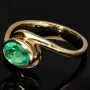 Prächtiger Ring für Damen aufwendig in Handarbeit gefertigt mit einem eingefassten, leuchtenden grasgrünen, kolumbianischen Smaragden in ovaler Form (ca. 1,06 ct.) in 18K / 750 Gelbgold - Ringgröße ca. 60-61