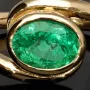 Prächtiger Ring für Damen aufwendig in Handarbeit gefertigt mit einem eingefassten, leuchtenden grasgrünen, kolumbianischen Smaragden in ovaler Form (ca. 1,06 ct.) in 18K / 750 Gelbgold - Ringgröße ca. 60-61