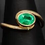 Prächtiger Ring für Damen aufwendig in Handarbeit gefertigt mit einem eingefassten, leuchtenden grasgrünen, kolumbianischen Smaragden in ovaler Form (ca. 1,06 ct.) in 18K / 750 Gelbgold - Ringgröße ca. 60-61