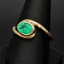 Prächtiger Ring für Damen aufwendig in Handarbeit gefertigt mit einem eingefassten, leuchtenden grasgrünen, kolumbianischen Smaragden in ovaler Form (ca. 1,06 ct.) in 18K / 750 Gelbgold - Ringgröße ca. 60-61