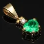 Kolumbianischer, leuchtend grasgrüner Anhänger aus 18K / 750 Gold bestückt mit einem Smaragd mit aufwendigem Herzschliff (ca. 0,74 ct.) und einem Brillanten (ca. 0,03 ct.) in edlen Krappen gefasst - Handarbeit