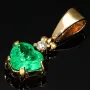 Kolumbianischer, leuchtend grasgrüner Anhänger aus 18K / 750 Gold bestückt mit einem Smaragd mit aufwendigem Herzschliff (ca. 0,74 ct.) und einem Brillanten (ca. 0,03 ct.) in edlen Krappen gefasst - Handarbeit