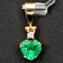 Kolumbianischer, leuchtend grasgrüner Anhänger aus 18K / 750 Gold bestückt mit einem Smaragd mit aufwendigem Herzschliff (ca. 0,74 ct.) und einem Brillanten (ca. 0,03 ct.) in edlen Krappen gefasst - Handarbeit