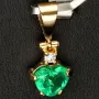 Kolumbianischer, leuchtend grasgrüner Anhänger aus 18K / 750 Gold bestückt mit einem Smaragd mit aufwendigem Herzschliff (ca. 0,74 ct.) und einem Brillanten (ca. 0,03 ct.) in edlen Krappen gefasst - Handarbeit