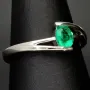 Exklusiver Weißgold-Ring für Damen aus 750, 18K Gold mit einem spektakulären Smaragd in ovalem Schliff und klarer tiefgrüner Farbe