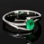 Exklusiver Weißgold-Ring für Damen aus 750, 18K Gold mit einem spektakulären Smaragd in ovalem Schliff und klarer tiefgrüner Farbe