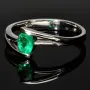 Exklusiver Weißgold-Ring für Damen aus 750, 18K Gold mit einem spektakulären Smaragd in ovalem Schliff und klarer tiefgrüner Farbe