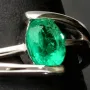 Exklusiver Weißgold-Ring für Damen aus 750, 18K Gold mit einem spektakulären Smaragd in ovalem Schliff und klarer tiefgrüner Farbe