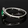 Exklusiver Weißgold-Ring für Damen aus 750, 18K Gold mit einem spektakulären Smaragd in ovalem Schliff und klarer tiefgrüner Farbe