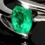 Exklusiver Weißgold-Ring für Damen aus 750, 18K Gold mit einem spektakulären Smaragd in ovalem Schliff und klarer tiefgrüner Farbe