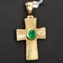 Kreuz-Anhänger mit eingefassten, funkelnden, tannengrünen Smaragd im Ovalchliff (ca. 0,4 ct.) in hochwertigem Gold (750 18K Gelbgold) - Handgefertigt