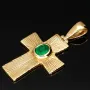 Kreuz-Anhänger mit eingefassten, funkelnden, tannengrünen Smaragd im Ovalchliff (ca. 0,4 ct.) in hochwertigem Gold (750 18K Gelbgold) - Handgefertigt
