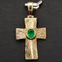 Kreuz-Anhänger mit eingefassten, funkelnden, tannengrünen Smaragd im Ovalchliff (ca. 0,4 ct.) in hochwertigem Gold (750 18K Gelbgold) - Handgefertigt