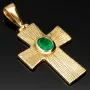 Kreuz-Anhänger mit eingefassten, funkelnden, tannengrünen Smaragd im Ovalchliff (ca. 0,4 ct.) in hochwertigem Gold (750 18K Gelbgold) - Handgefertigt
