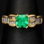 Luxus Damenring in 18K / 750 Gelbgold mit einem leuchtenden ca. 1 ct. großen Smaragd und 25 Diamanten (ca. 0,6 ct.) - Hergestellt in aufwendiger Handarbeit