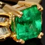 Luxus Damenring in 18K / 750 Gelbgold mit einem leuchtenden ca. 1 ct. großen Smaragd und 25 Diamanten (ca. 0,6 ct.) - Hergestellt in aufwendiger Handarbeit