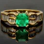 Luxus Damenring in 18K / 750 Gelbgold mit einem leuchtenden ca. 1 ct. großen Smaragd und 25 Diamanten (ca. 0,6 ct.) - Hergestellt in aufwendiger Handarbeit