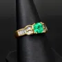 Luxus Damenring in 18K / 750 Gelbgold mit einem leuchtenden ca. 1 ct. großen Smaragd und 25 Diamanten (ca. 0,6 ct.) - Hergestellt in aufwendiger Handarbeit