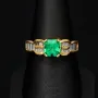 Luxus Damenring in 18K / 750 Gelbgold mit einem leuchtenden ca. 1 ct. großen Smaragd und 25 Diamanten (ca. 0,6 ct.) - Hergestellt in aufwendiger Handarbeit