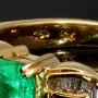 Luxus Damenring in 18K / 750 Gelbgold mit einem leuchtenden ca. 1 ct. großen Smaragd und 25 Diamanten (ca. 0,6 ct.) - Hergestellt in aufwendiger Handarbeit