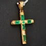 Handgearbeiteter kolumbianischer Kreuzanhänger mit 6 funkelnden, leuchtend grünen, eingefassten Smaragden. Modern und zugleich zeitlos. (750er 18K Gold)