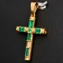 Handgearbeiteter kolumbianischer Kreuzanhänger mit 6 funkelnden, leuchtend grünen, eingefassten Smaragden. Modern und zugleich zeitlos. (750er 18K Gold)