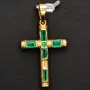 Handgearbeiteter kolumbianischer Kreuzanhänger mit 6 funkelnden, leuchtend grünen, eingefassten Smaragden. Modern und zugleich zeitlos. (750er 18K Gold)