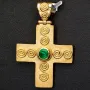 Massiver Kreuz-Anhänger mit eingefassten, funkelnden, kolumbianischen Smaragd in aufwendigem Rundschliff (ca. 0,29 ct.) in edlem Gold (750 18K Gelbgold)