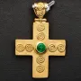 Massiver Kreuz-Anhänger mit eingefassten, funkelnden, kolumbianischen Smaragd in aufwendigem Rundschliff (ca. 0,29 ct.) in edlem Gold (750 18K Gelbgold)