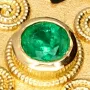 Massiver Kreuz-Anhänger mit eingefassten, funkelnden, kolumbianischen Smaragd in aufwendigem Rundschliff (ca. 0,29 ct.) in edlem Gold (750 18K Gelbgold)