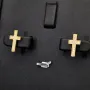 Exquisite Kreuz-Ohrstecker aus 585er (14K) Gold mit funkelnden Zirkonia