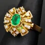 Exklusiver Ring für Damen aus massivem 18K / 750 Gold (Gelbgold) mit einem edlen, tannengrünen 0,4 ct. großen Smaragd und 20 Diamanten ( gesamt ca. 0,36 ct.)