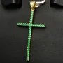 Massiver Kreuz-Anhänger aus edlem 14k / 585 Gold (Gelbgold) besetzt mit grünen, leuchtenden Zirkoniasteinen in Krappenfassungen