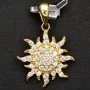 Funkelnder Anhänger aus 585 / 14 Karat Gold mit dem Motiv der Sonne, besetzt mit feinen Zirkonia