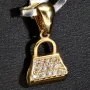 Iced Out Anhänger aus 14K 585 Gold - Designer- Handtasche aus edlem, glänzenden Gelbgold mit vielen funkelnden Zirkonia besetzt