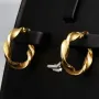 Edle Spiral-Creolen in mit feinem halb polierten, halb mattierten Design aus hochwertigem 585 / 14K Gold