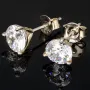 Zeitlos schöne Ohrstecker aus rhodiniertem 925er Sterling Silber, die mit brillant geschliffenen Zirkonia (Diamantimitation)