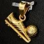 Fußball-Töppen-Fussballschuh-Anhänger mit feinen Details aus funkelndem Gold (14K 585 Gelbgold)