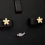 Edle Blumen-Ohrstecker in Blütenform (585er 14K) mit feinem, leuchtendem Zirkoniabesatz