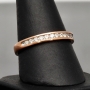 Exquisiter Ring für Damen mit 13 leuchtenden, eingefassten Brillanten (ca. 0,25 ct gesamt) aus massivem Gold (375 / 9K Roségold) - ca. Ringgröße 60