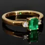 Außergewöhnlicher Ring für Damen aus hochwertigem Gold (18K 750 Gelbgold) besetzt mit 2 funkelnden Diamanten (ca. 0,1 ct. gesamt) und einem leuchtend tannengrünen Smaragd (ca. 0,76 ct.) - Ringgröße ca. 55 - Handarbeit