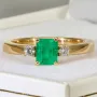 Außergewöhnlicher Ring für Damen aus hochwertigem Gold (18K 750 Gelbgold) besetzt mit 2 funkelnden Diamanten (ca. 0,1 ct. gesamt) und einem leuchtend tannengrünen Smaragd (ca. 0,76 ct.) - Ringgröße ca. 55 - Handarbeit